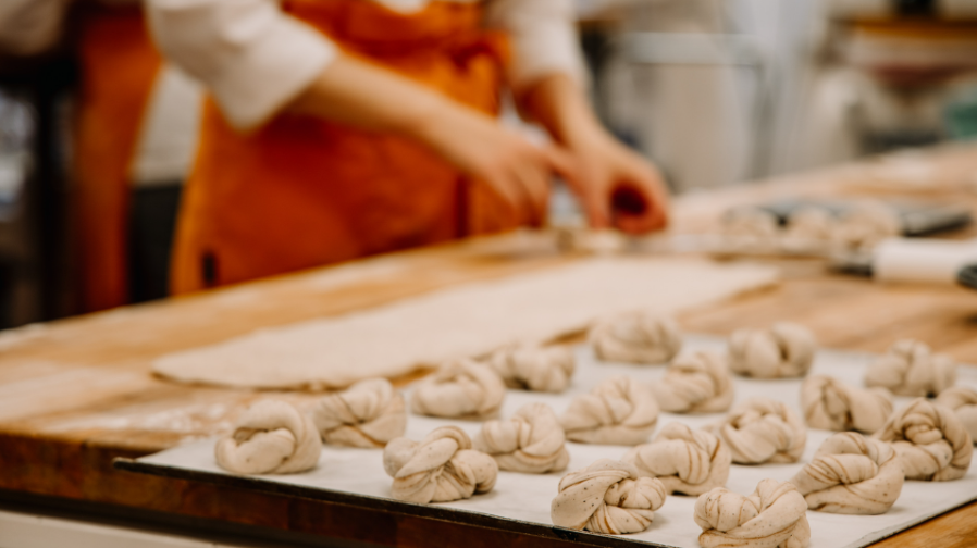 Bullar på en plåt.